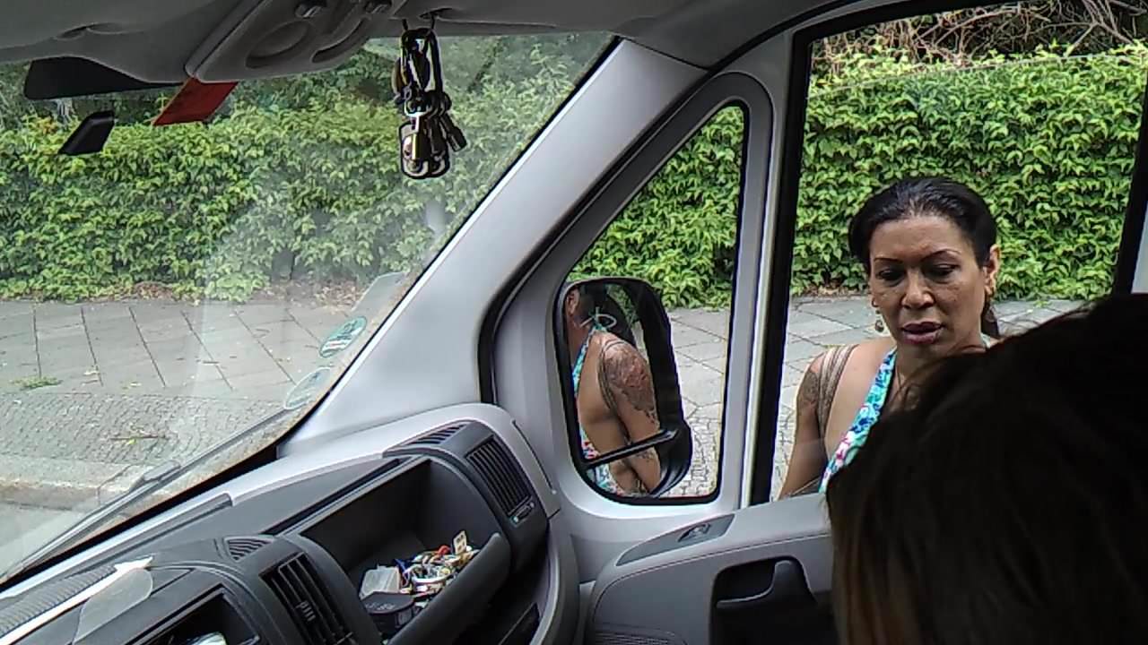 Грудастая проститутка сосет член через окно в машине