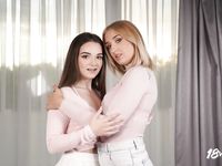 Purr Simona, Sofie Otis - 18 VR