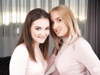 Purr Simona, Sofie Otis - 18 VR