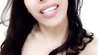 قحبة السعودية تعرض جسمها لحبيبها .. جسمها ناااار