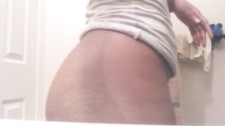 Ebony Babe Finds a Unique way to Cool off that Hot Ass.