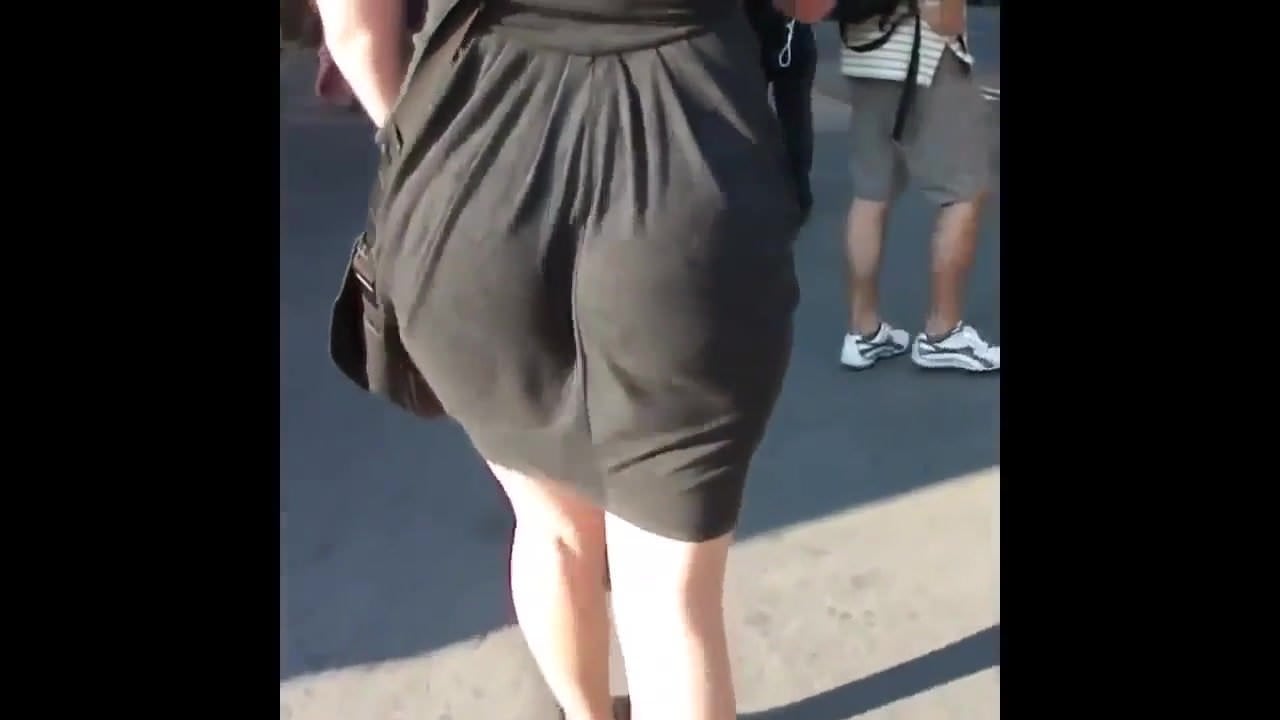 Candid skinny PAWG's super jiggly ass eating her dress