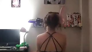 Esposa infiel follando mientras su esposo trabaja