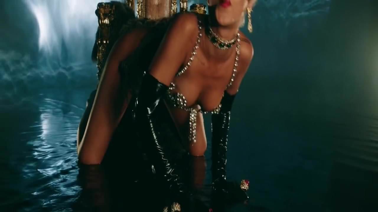 Rihanna  Pour It Up Spezial (Music Video)