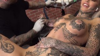 Amber Luke masturbates while getting tattooed