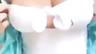 外國熱爆掀上衣露奶挑戰