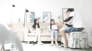 《千人斩嫖老师》约了两个长发嫩妹子玩双飞，让她俩叠一起随意抽插，中国国产自拍