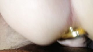 Секс в авто с насадкой для члена