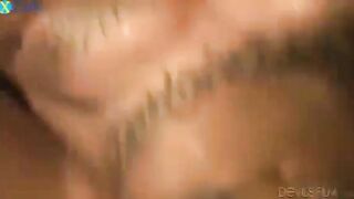 Belle blonde groupe lesbienne pendant le confinement