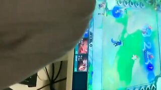 让炮友体验下边玩游戏边后入的激情，开着语音玩游戏时不时娇喘一下，太刺激了（约炮加微2353480172）中国剧情麻豆刘玥明星网红做爱好身材颜值高潮吹人妻口交露脸乳夹