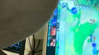 让炮友体验下边玩游戏边后入的激情，开着语音玩游戏时不时娇喘一下，太刺激了（约炮加微2353480172）中国剧情麻豆刘玥明星网红做爱好身材颜值高潮吹人妻口交露脸乳夹