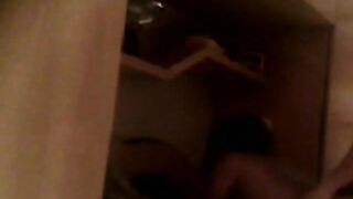 MACHO DOTADO E A ESPOSA TRANSANDO GOSTOSO E HUMILHANDO O CORNO MANSO