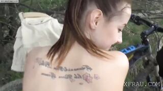 sportlicher deutscher sex auf einem feld