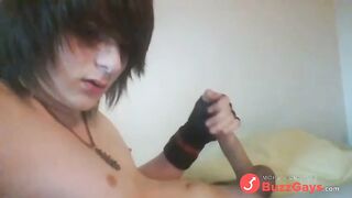 18 yo EMO boy cums on cam