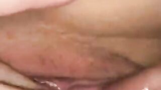 Buceta cremosa merece leite na boca