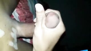 Niño con polla grande se masturba