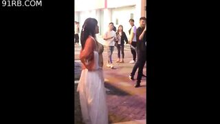 最新门事件x州观前街某酒吧外年轻汉服妹纸露大奶跳艳舞被抓趁保安不备赤裸上身狂奔逃脱