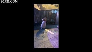 最新门事件x州观前街某酒吧外年轻汉服妹纸露大奶跳艳舞被抓趁保安不备赤裸上身狂奔逃脱