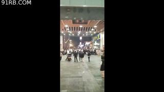 最新门事件x州观前街某酒吧外年轻汉服妹纸露大奶跳艳舞被抓趁保安不备赤裸上身狂奔逃脱