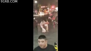 最新门事件x州观前街某酒吧外年轻汉服妹纸露大奶跳艳舞被抓趁保安不备赤裸上身狂奔逃脱