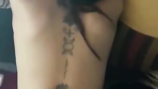 Me pide por favor que le meta la pija en cuatro,mientras tiene un vibrador