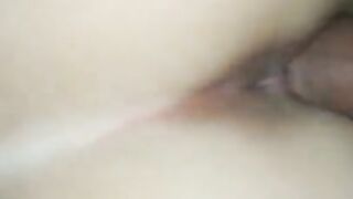 Buceta cremosa ganhando gozada na bunda