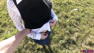 Юную красивую школьницу трахнули в рот и киску по пути из школы