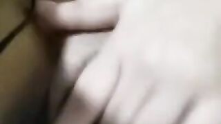 Novinha gozando batendo uma siririca na webcam