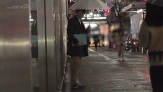 外を歩くイイ女をゲット！シロウトワイフに他の男の肉棒を挿入！