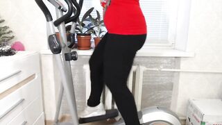 Mature Lady in Black Panties is doing Warm-up