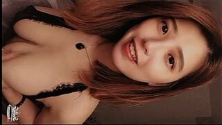 剛被乾爹幹完,台灣巨乳騷女淫穴不滿足,只好在鏡子前自慰給大家看.SWAG AV IDOL.