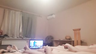 Сдала квартиру озабоченным девушкам, которых сняла на скрытую камеру, когда они дрочили на порно