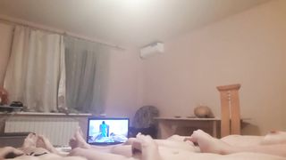 Сдала квартиру озабоченным девушкам, которых сняла на скрытую камеру, когда они дрочили на порно