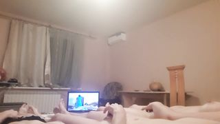 Сдала квартиру озабоченным девушкам, которых сняла на скрытую камеру, когда они дрочили на порно