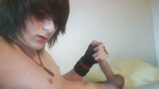 18 yo EMO boy cums on cam