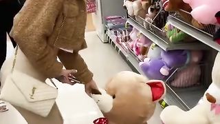 HOT GIRL HUMP TEDDY AT MALL!