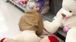 HOT GIRL HUMP TEDDY AT MALL!