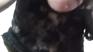 Шлюха сосет член, обкончал ее всю