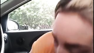 Rika mona chupando polla en carro