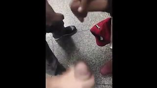 Putaria em banheirao publico