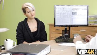 VIP4K. Si bébé veut obtenir un crédit, elle devrait faire plaisir à l'agent