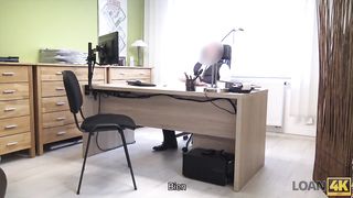 LOAN4K. Chica rusa monta la polla de un agente de préstamos en su oficina