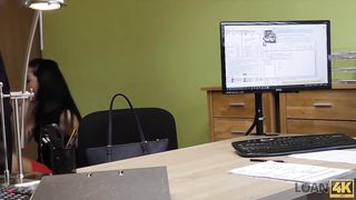LOAN4K. Chica rusa monta la polla de un agente de préstamos en su oficina