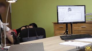 LOAN4K. Chica rusa monta la polla de un agente de préstamos en su oficina