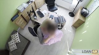 LOAN4K. Chica seductora con grandes tetas monta una polla por mucho dinero