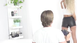 Sexy Blonde Shows her Amazing Body