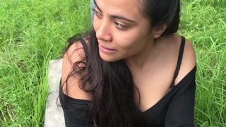 Sigo a hermosa morena para que me chupe la verga en público