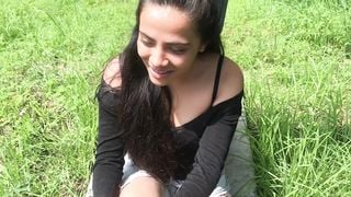 Sigo a hermosa morena para que me chupe la verga en público