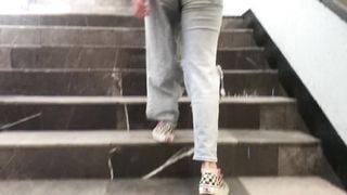 Sigo a hermosa morena para que me chupe la verga en público