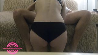 TROIETTA ITALIANA - LO CAVALCO SUL DIVANO E MI FACCIO VENIRE NEL SEDERINO